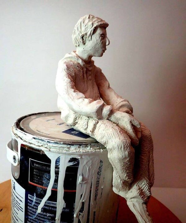 Sculpture d'un rêveur assis, terre cuite blanche