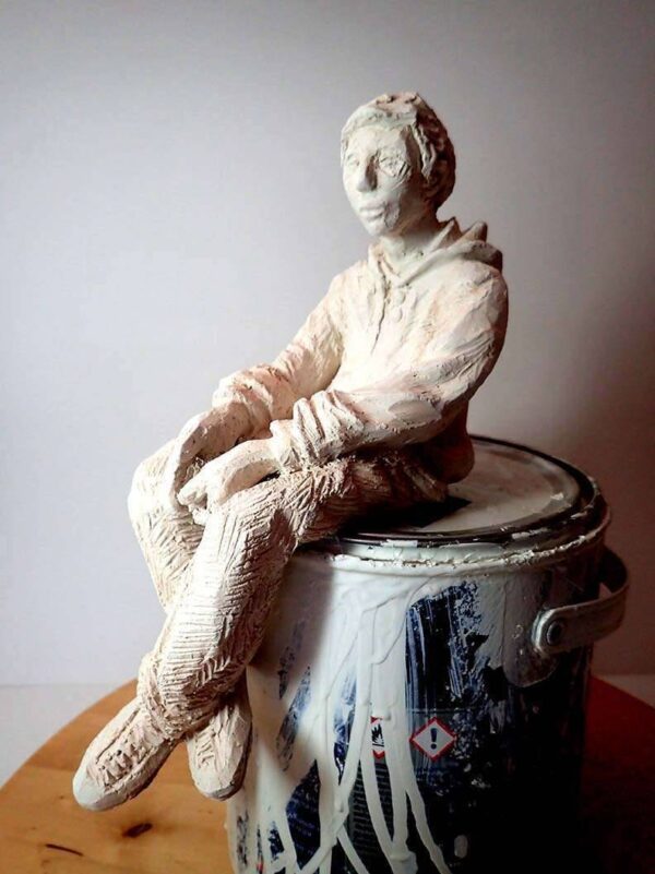 Sculpture d'un rêveur assis, terre cuite blanche