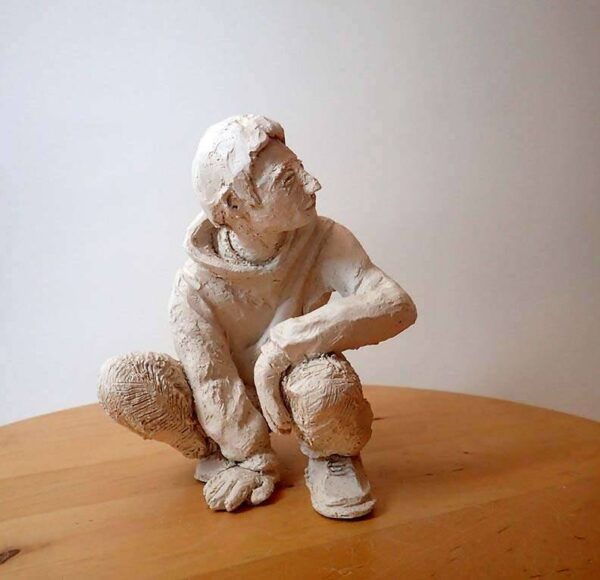 Sculpture homme accroupi terre cuite blanche
