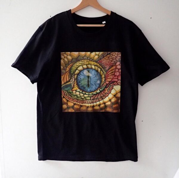 Un tee-shirt avec un oeil de dragon
